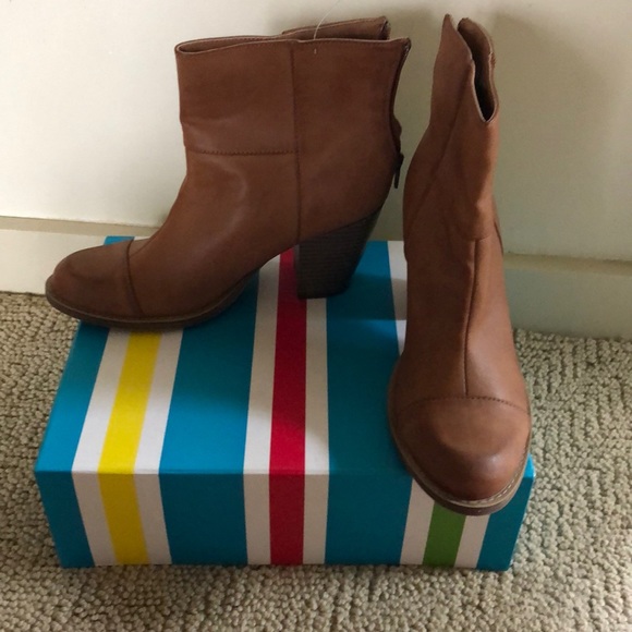 NWT Elyse tan/brown cowboy boot style mid rise boot - Picture 2 of 9